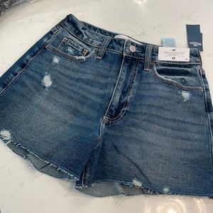 Super curvy booty shorts!